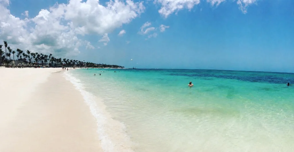 White sand and clear turquoise water at Bávaro Beach near Los Corales
